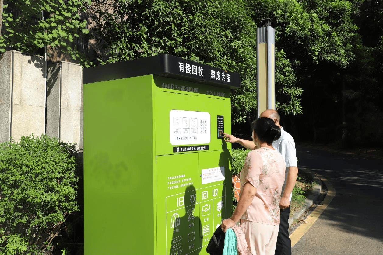 走进金湘花园小区的生活垃圾定点分类投放点,就能看到神奇的智能废品