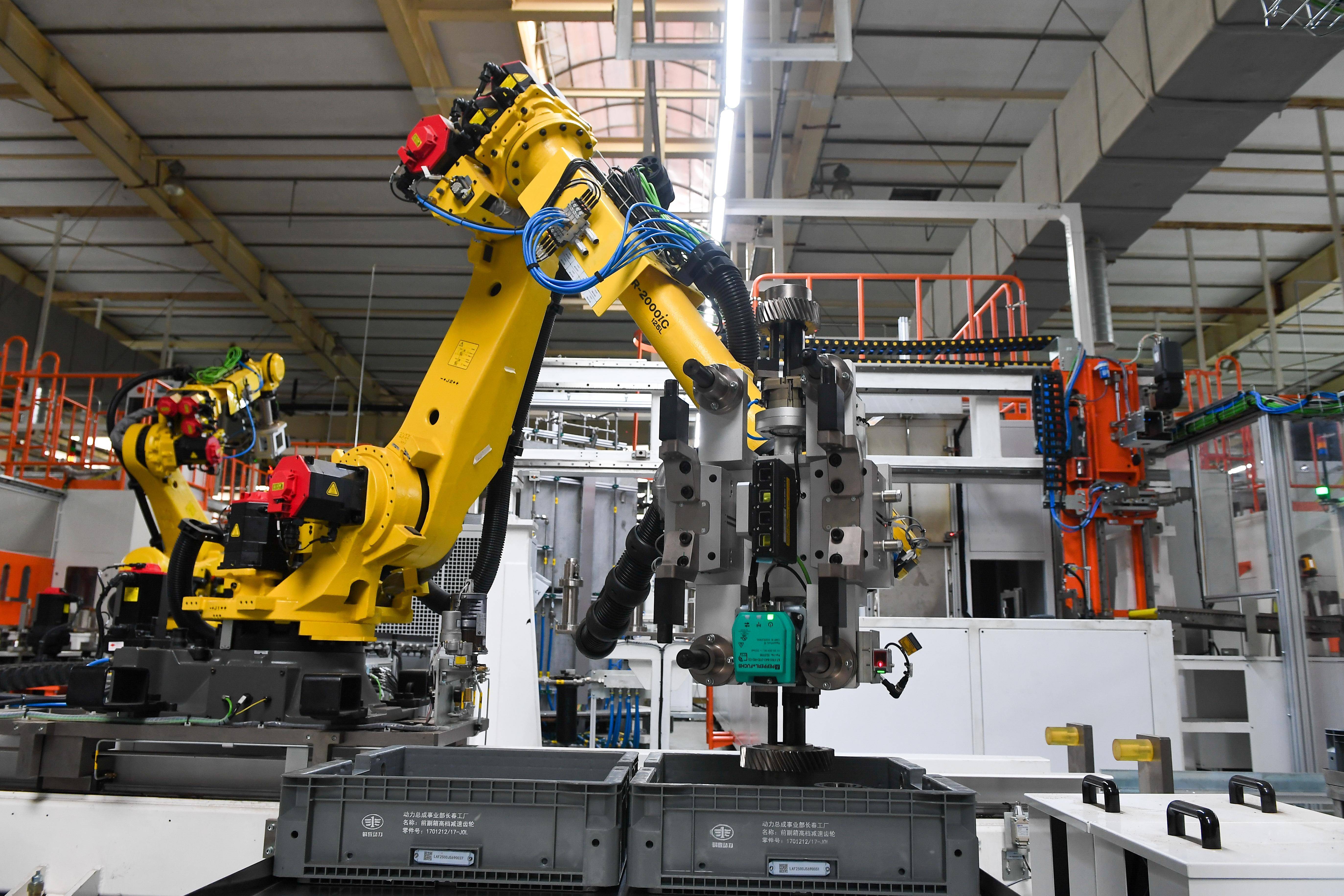 新华社记者 张楠 摄2月19日,在一汽解放j7整车智能工厂,机器人在着滗