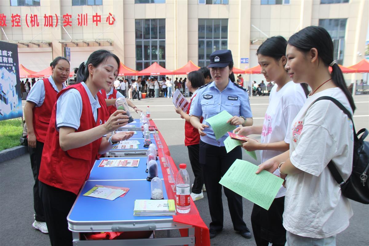 筑牢青春防毒墙,湖北谷城开展禁毒宣传"快闪"进校园活动