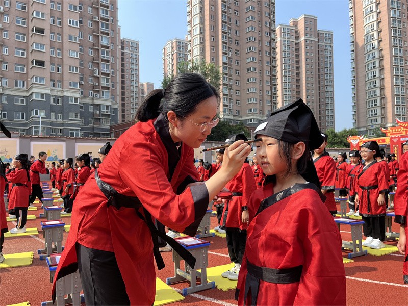行古礼,点朱砂,写"人"字 岱岳区岳峰小学举行传统"开笔礼"