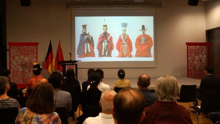“孔子家乡 好客山东”中国古代服饰文化展在柏林开幕