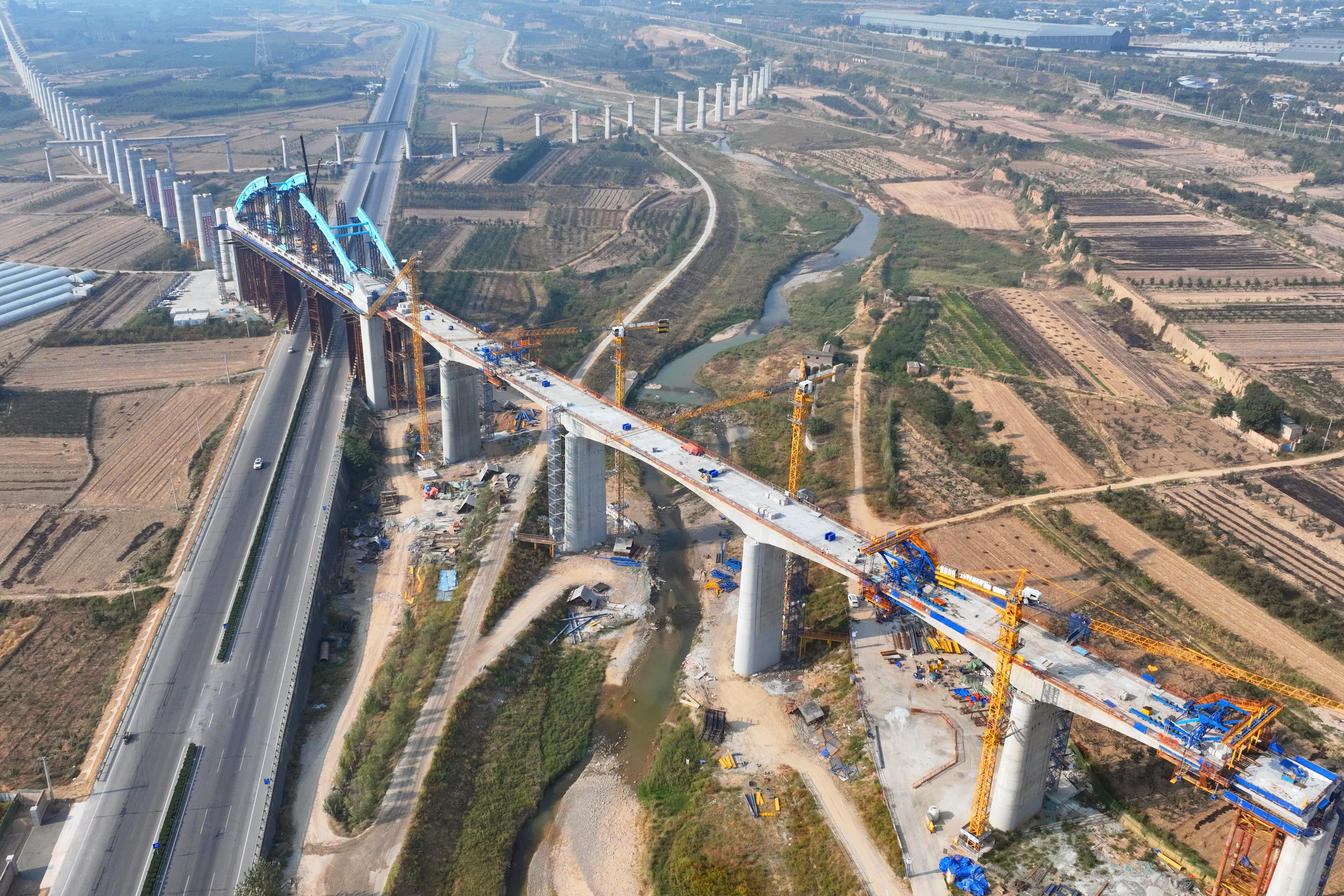 西延高铁全线最长桥梁最大连续梁合龙