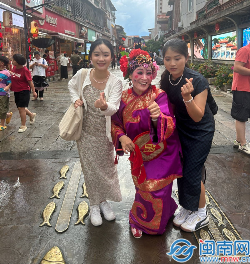 泉州:火鼎公婆拍胸舞 雨中热闹上演