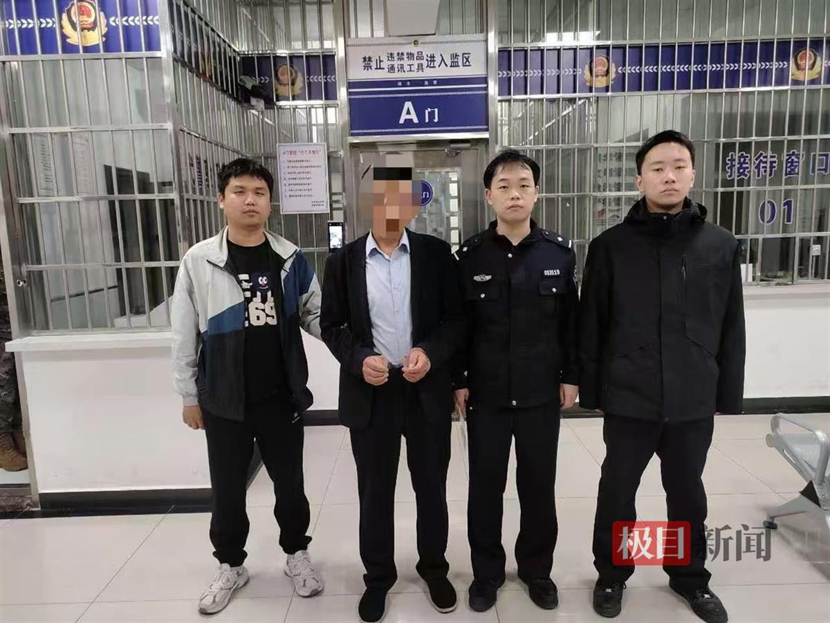 李某被民警抓获(通讯员供图)用自己的银行卡“刷流水”,就可以办理最