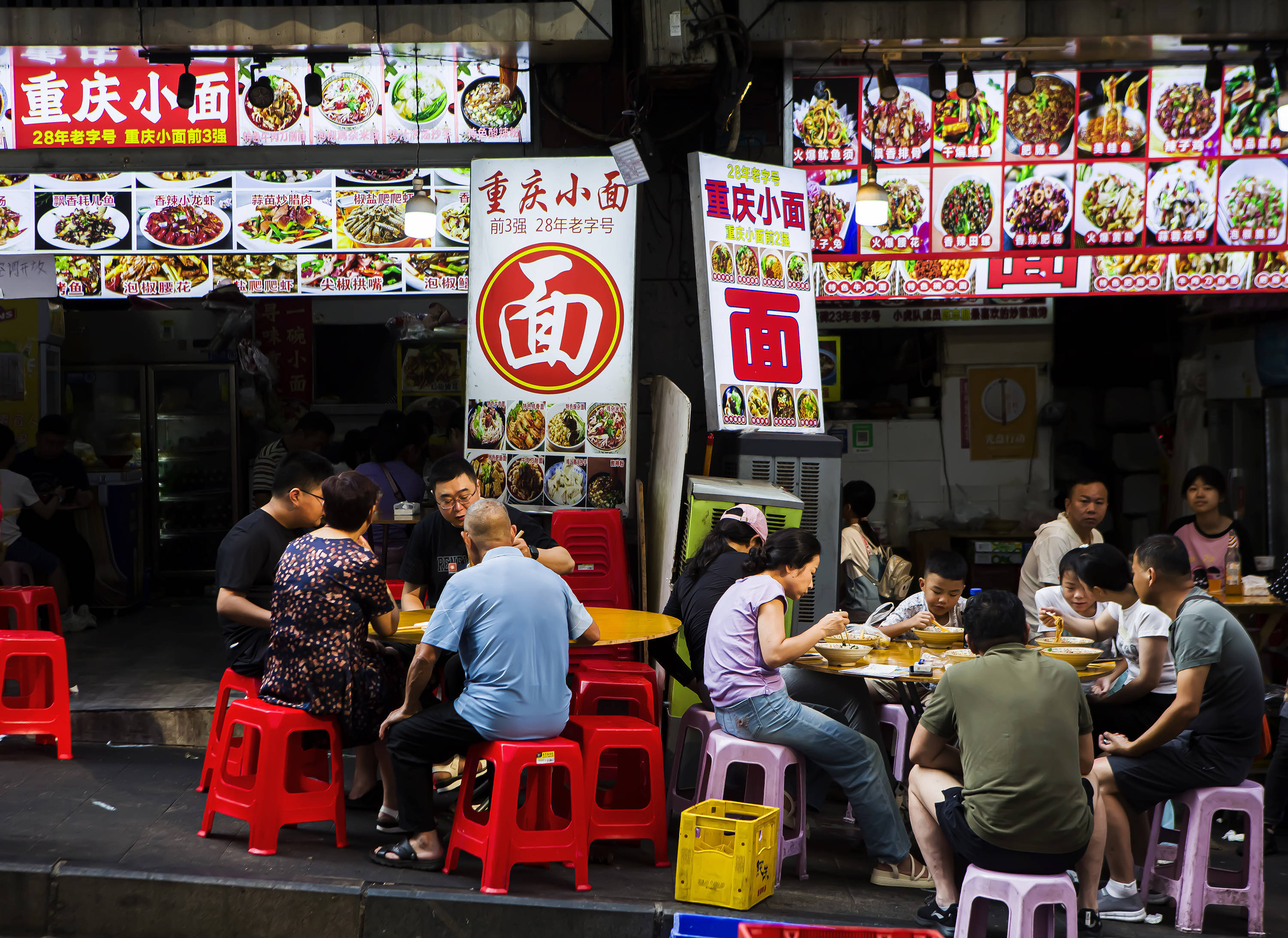 8月，重庆渝中区解放碑，麻辣味十足的重庆小面让人大快朵颐。8月，清晨