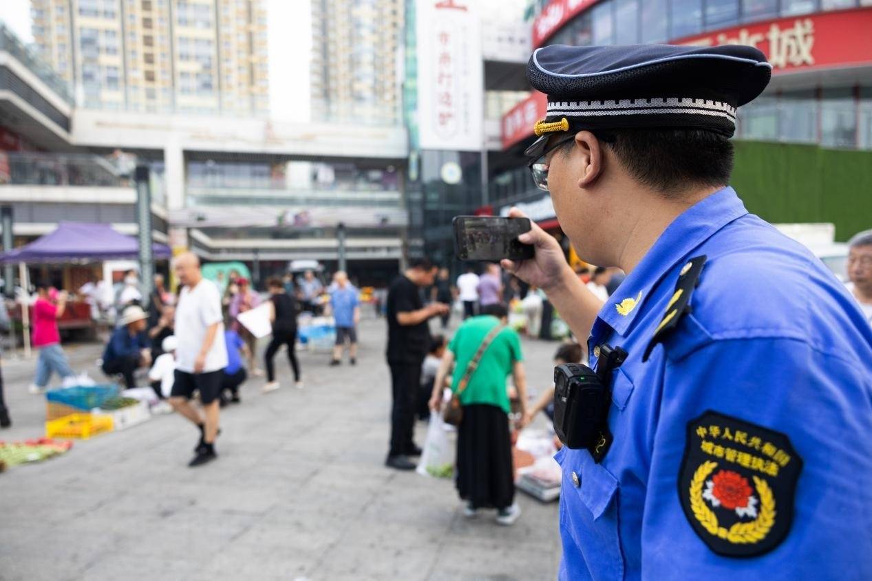 济南城管设置便民疏导点留住城市“烟火气”