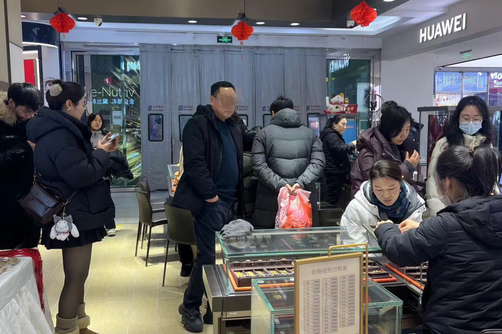 半岛调查|金价狂飙,谁在“折腰”!有人一次性花三十万买金饰,有人一次性卖出成斤黄金-齐鲁晚报网