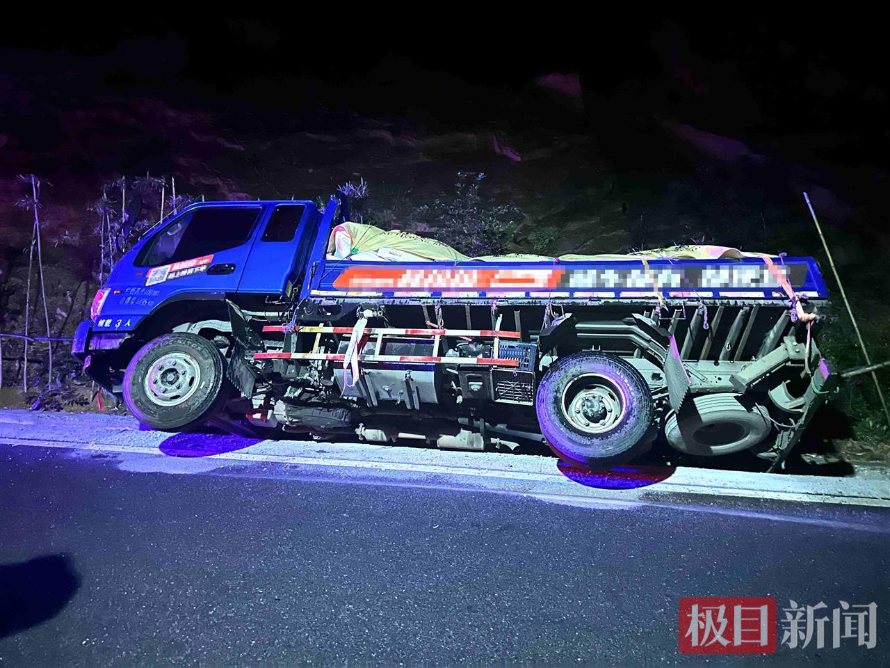 满载饲料的货车雨夜侧翻边沟，湖北保康民警暖心救援助其脱困