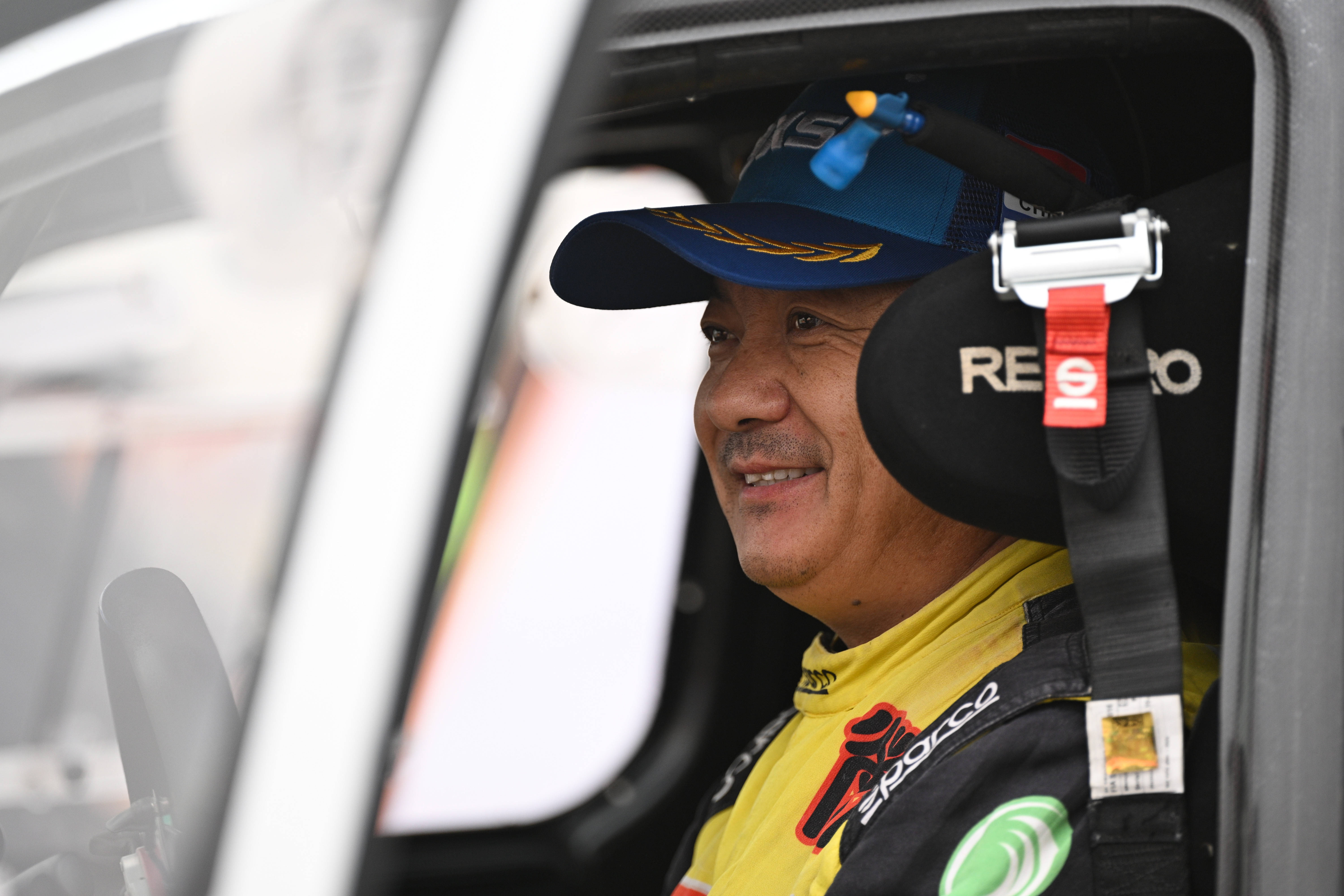 6月1日，陕西云翔俱乐部车手刘彦贵在赛后参加收车仪式。新华社记者 辛悦