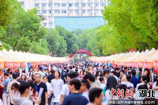 百校齐聚校园开放日 考生家长“扎堆”咨询人工智能专业