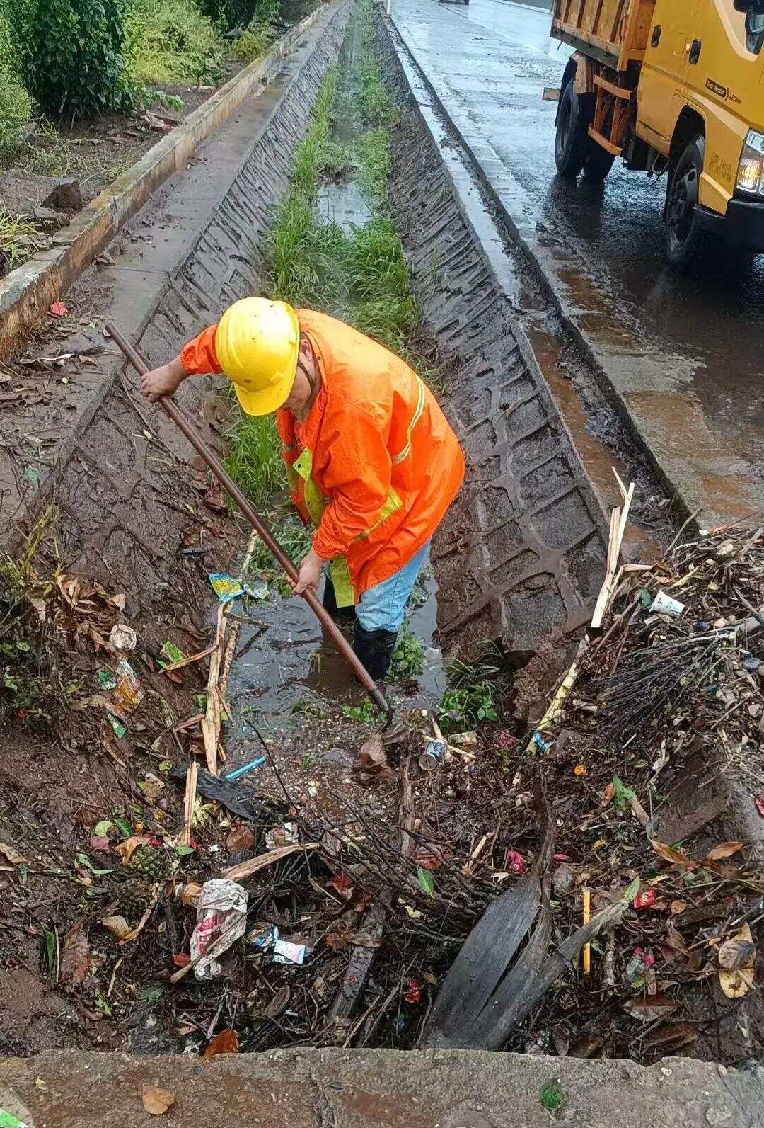 湛江徐闻廉江雷州等地积极做好人员转移道路清淤等台风防御工作