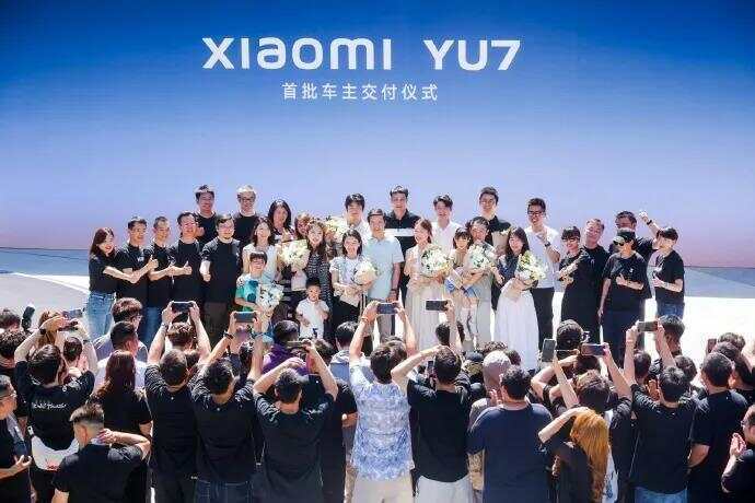 小米YU7今日交付，雷军向首批车主交车，并亲手开车门