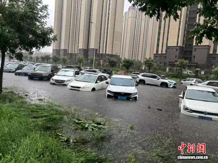 内蒙古连降大雨：列车停运、景区关闭