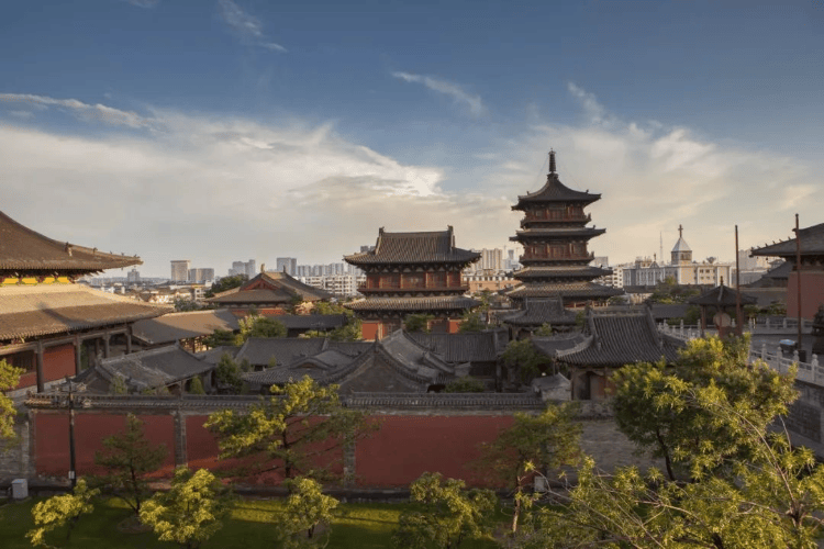 《黑神话：悟空》取景地大同华严寺殿墙遭游客刻字 网友：古迹不是你签名的留言板！辖区派出所：已介入调查