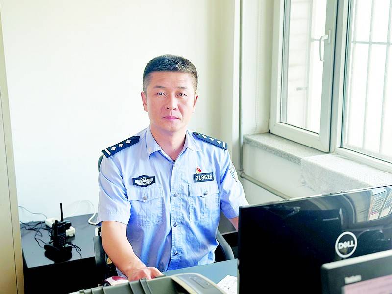 民警奋不顾身下海救人又默默离开 18天后获救市民带着锦旗找上门