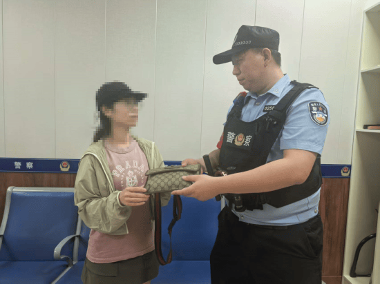 佳木斯铁路公安处民警十分钟寻回旅客错拿背包挽回损失近三万元