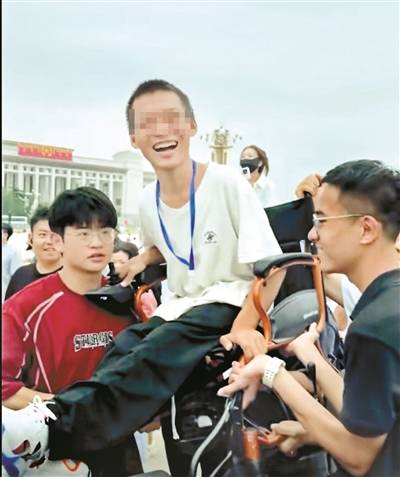 北化工国旗护卫队员托举脑瘫少年圆梦观旗