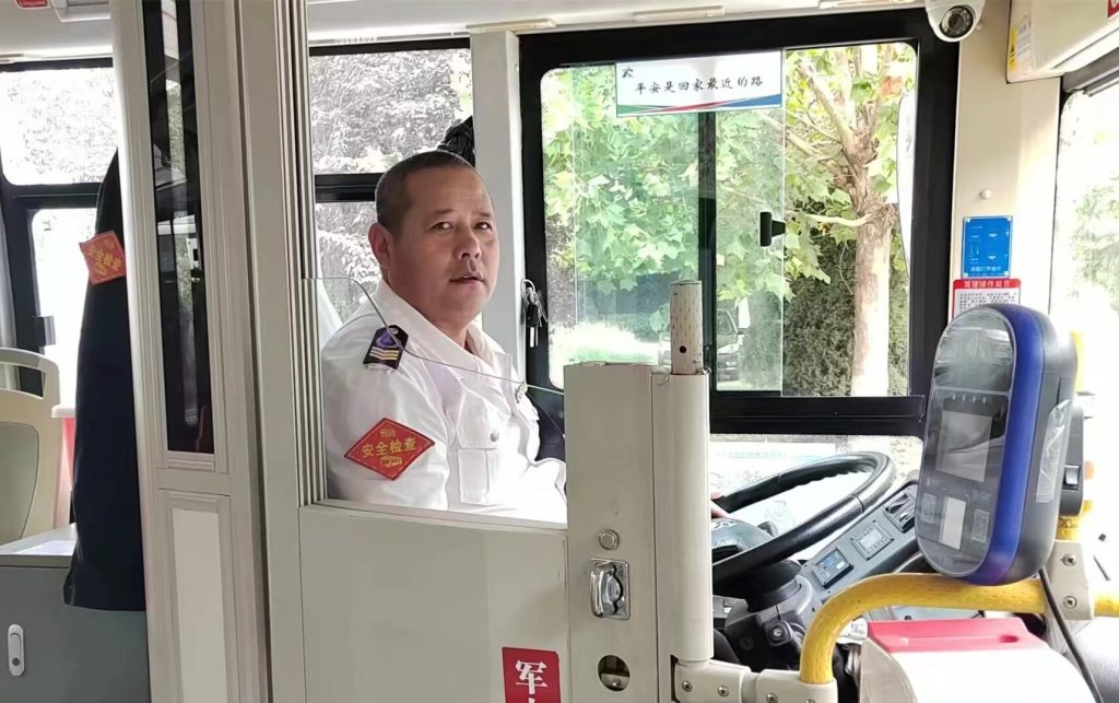 八旬老人公交车上突发疾病 司机乘客上演“生命接力”