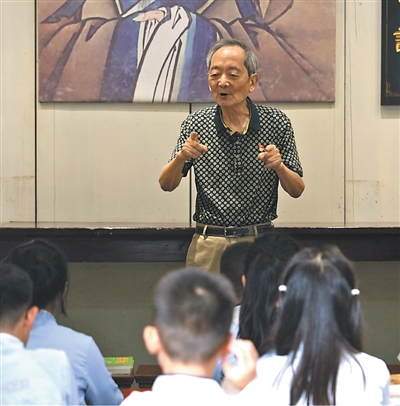 “哪怕只有一个学生，也要办下去”（一辈子一件事）