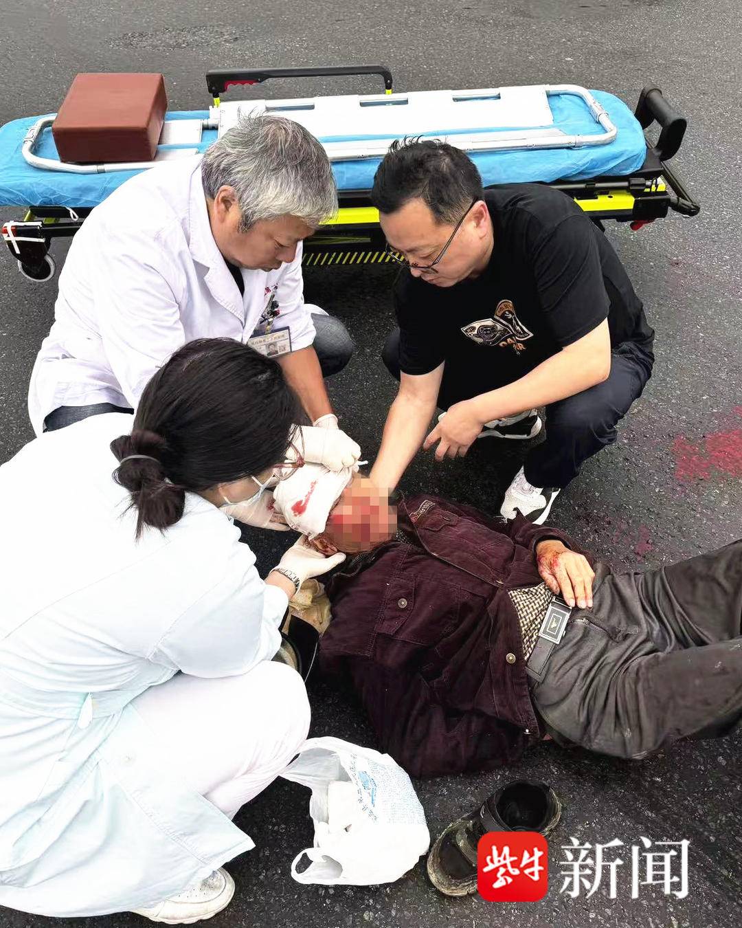骑车老人倒地受伤血流不止，幸好“救援队长”路过！