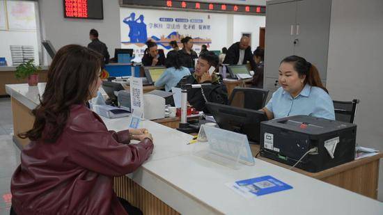 医保个账 “全家享”！巴楚县职工可代近亲属缴居民医保费
