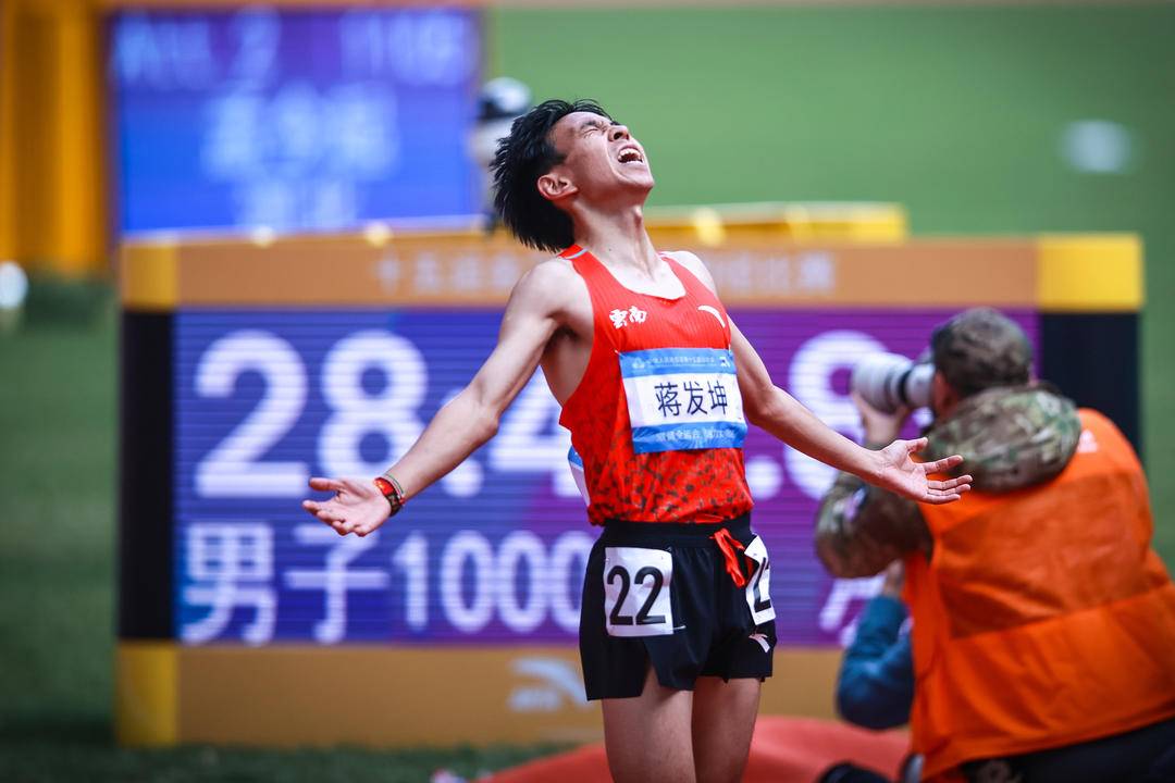 激情全运“乌龙”助攻！杨绍辉违规助跑，队友10000米金牌被取消
