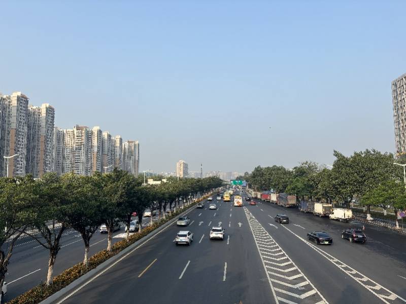 走访残特奥会广州限行区早高峰路况：汇入主干道的车流通畅