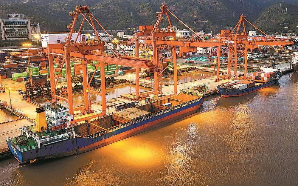 福州青州集装箱码头灯火通明 货轮有序作业