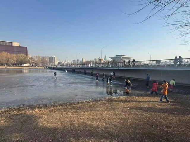 刚上冻就冒险滑“野冰”？紧急提醒