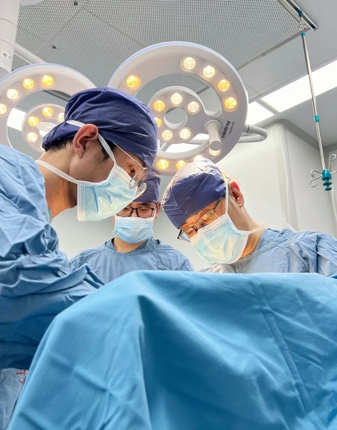 18岁女孩双乳暗藏15个结节，乳腺专家巧施单一切口微创手术实现“两全”