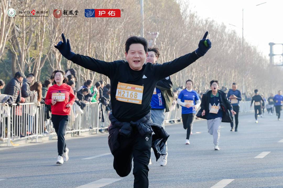 扬子江龙凤堂元旦迎新欢乐跑
在“苏超”冠军城激情“开跑”