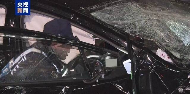 日本一内阁公务用车疑似闯红灯引发交通事故 致1死8伤