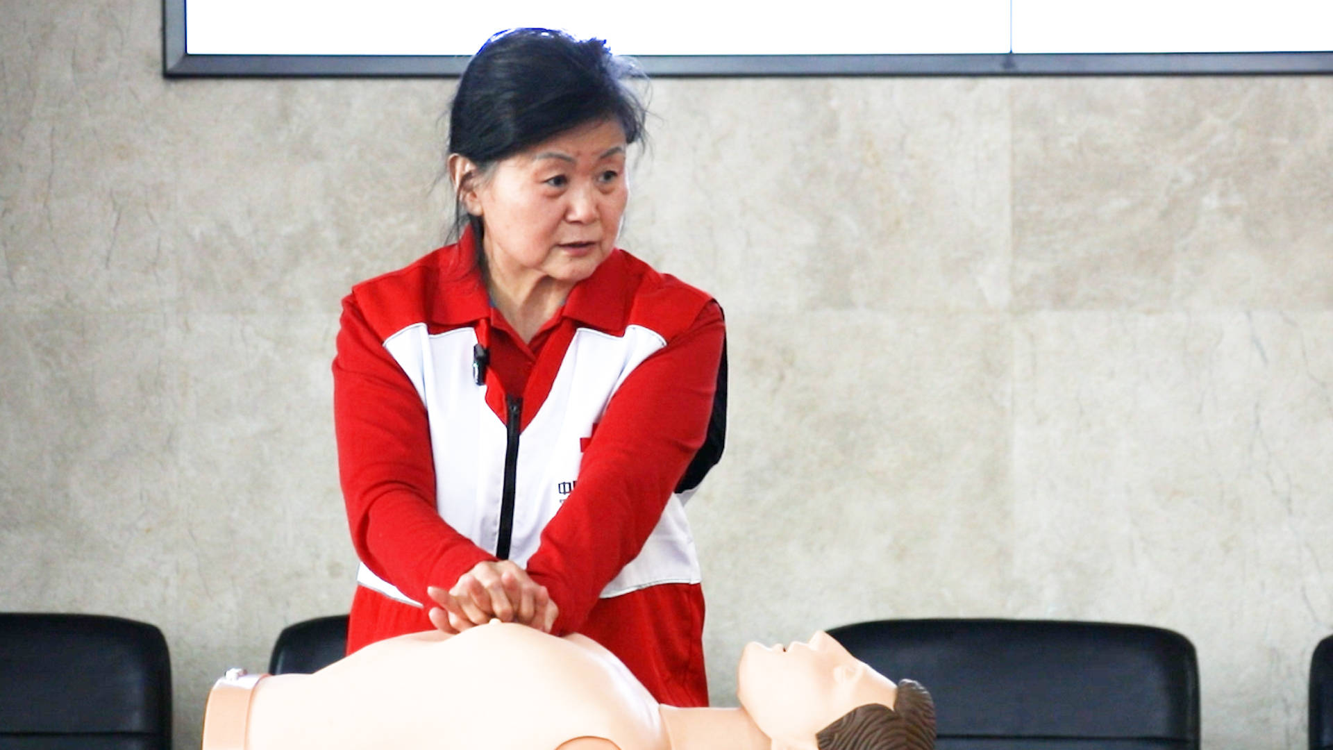 安全小常识如何对成人进行心肺复苏？