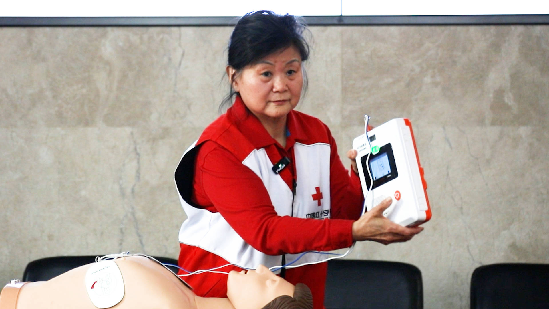 安全小常识如何使用自动体外除颤器？