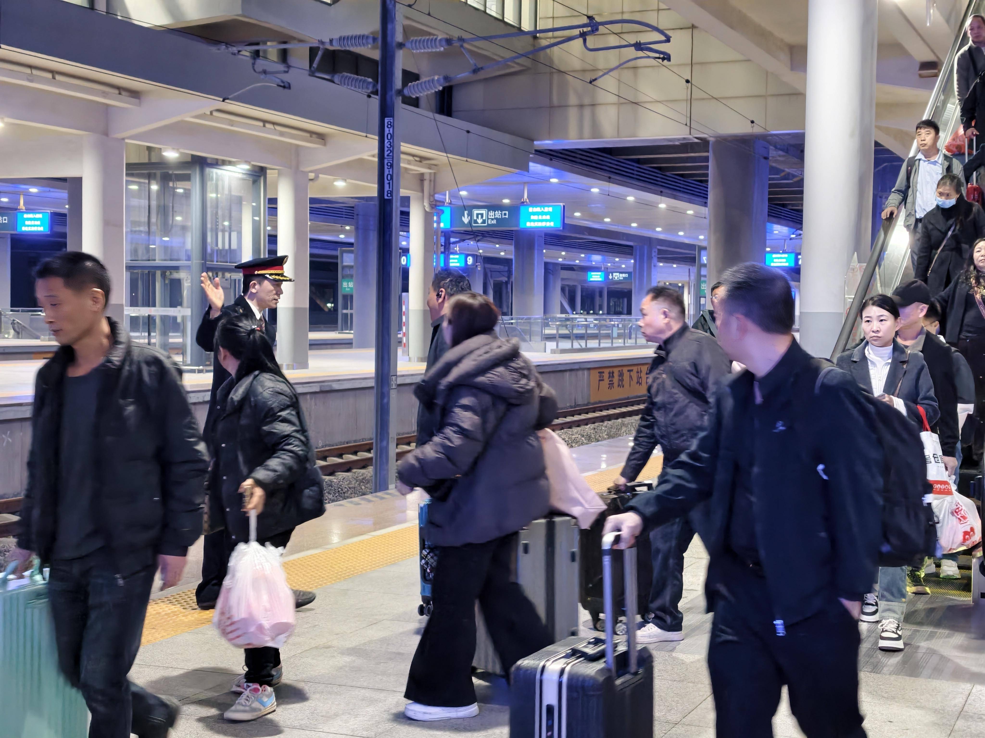 截至2月21日，春运期间江门站累计到发旅客近24万人次