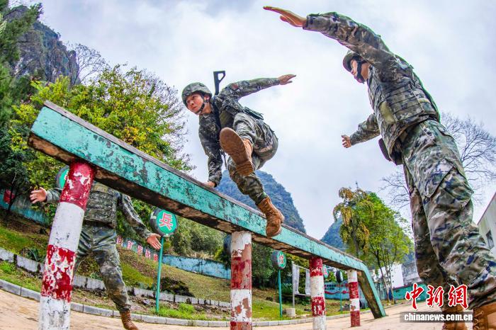 广西桂林：武警官兵开展强化训练