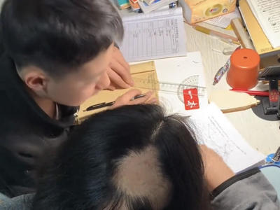 女子全职陪读，长期熬夜辅导孩子功课患斑秃 专家：家长止步，孩子才会进步