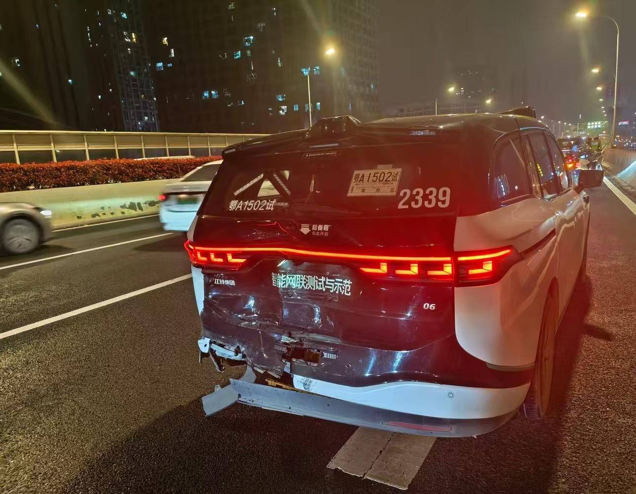 多辆萝卜快跑突然停在路中！武汉警方通报初步判断为系统故障