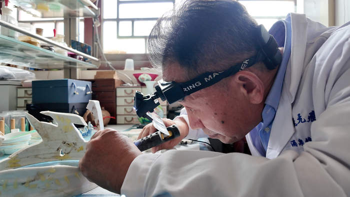 给支离破碎的文物“疗伤”，修复师王春发听见了它们的心跳