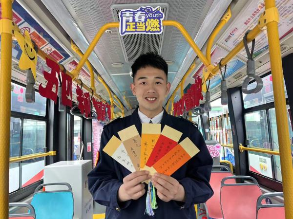 青春当“燃”！青岛00后公交司机打造“五四”主题车厢
