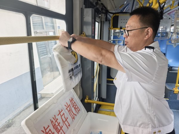 开海坐21路公交买海鲜太爽了！车内配“移动保鲜舱”，冰袋挂钩全配齐