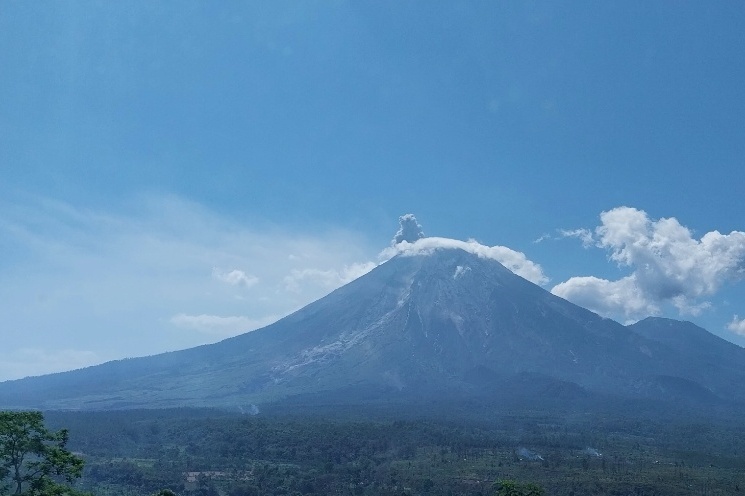 印尼东爪哇省塞梅鲁火山发生喷发